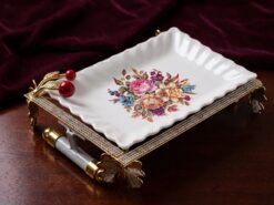 Gladiolus Serveringsfat med Metallställning (26x17 cm) – Elegants Porslinsfat med Blomsterdekoration och Strass