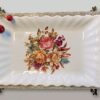 Gladiolus Serveringsfat med Metallställning (26x17 cm) – Elegants Porslinsfat med Blomsterdekoration och Strass - Bild 3