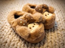 Fluffiga Nalletofflor med Prickig Rosett (Ljusbrun, Storlek 32–33) – Mjuka Innetofflor