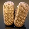 Fluffiga Docktofflor med Röda Rosetter (Beige, Storlek 36–37) – Mjuka Innetofflor - Bild 4