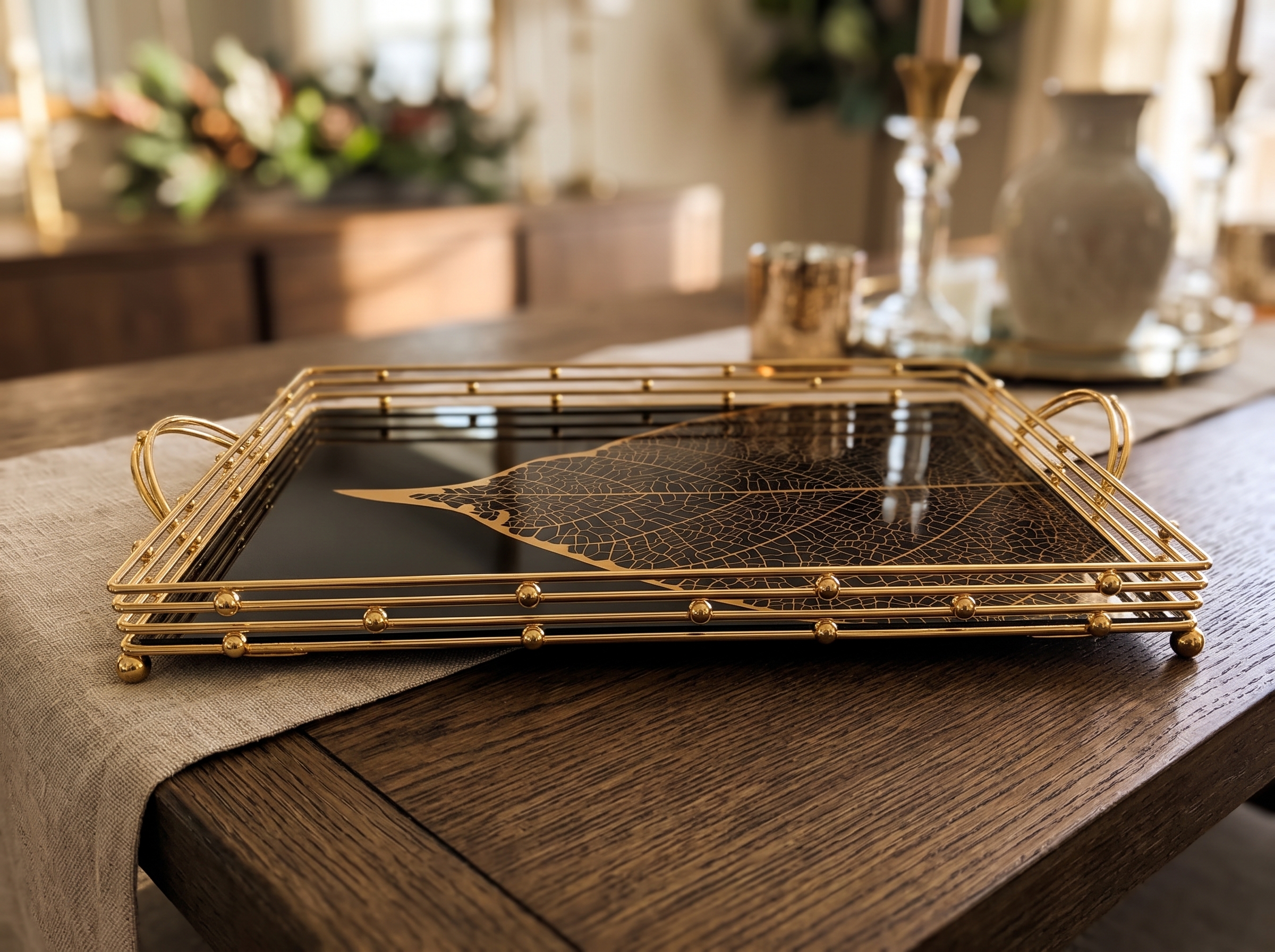 Exklusiv Serveringsbricka i Metall & Glas (42 x 31 cm) – Svart & Guld med Bladmönster