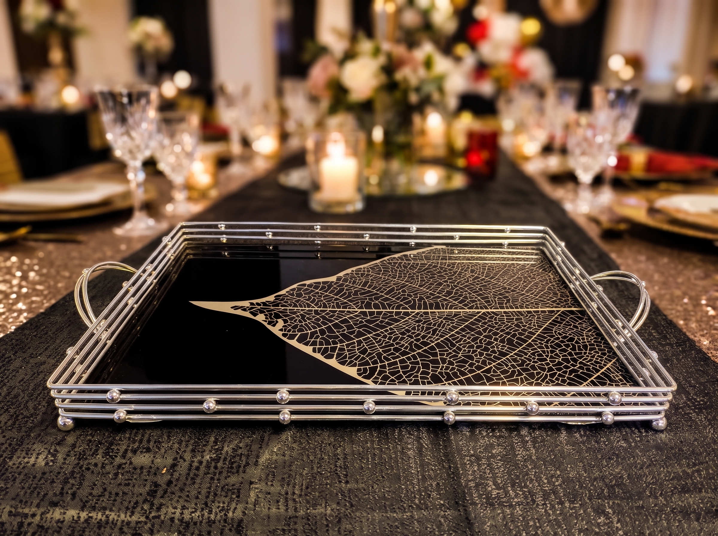 Exklusiv Serveringsbricka i Metall & Glas (42 x 31 cm) – Svart & Kromad Silver med Bladmönster