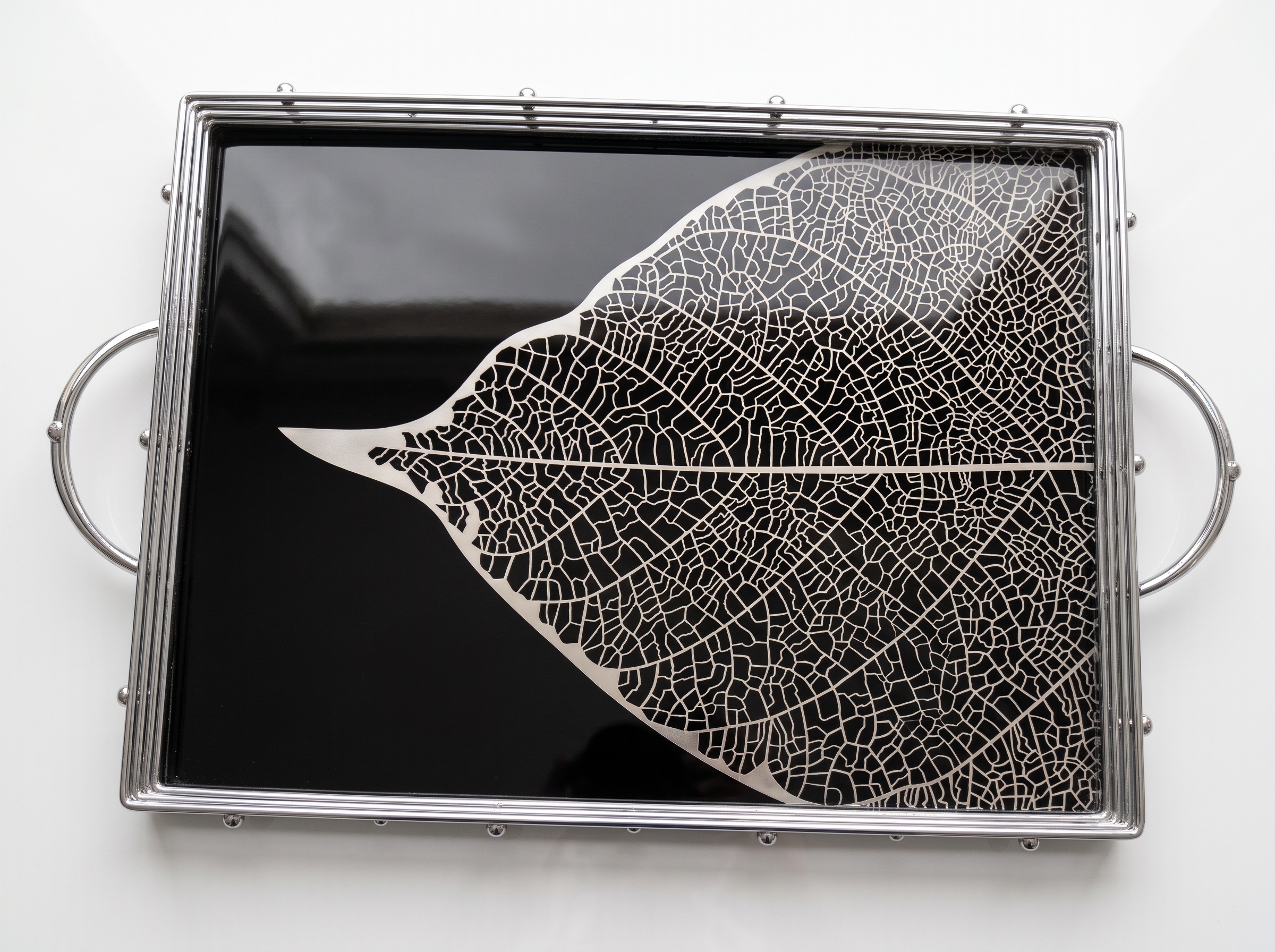 Exklusiv Serveringsbricka i Metall & Glas (42 x 31 cm) – Svart & Kromad Silver med Bladmönster - Bild 4