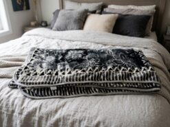 NaNa Secret Tjock Plyschfilt i Mörkgrå & Svart (220 x 240 cm) – Lyxigt Präglat Överkast & Mysfilt
