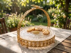 Hortensia Serveringskorg i Guld (30 cm) – Lyxigt Kakfat med Handtag & Fjärilsdekor
