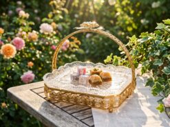 Klematis Serveringskorg i Guld (27 x 27 cm) – Lyxigt Fyrkantigt Kakfat med Handtag & Blomdekor