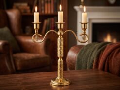 Elegant Klassisk Kandelaber i Guldfinish (39 cm) – Trearmad Ljusstake