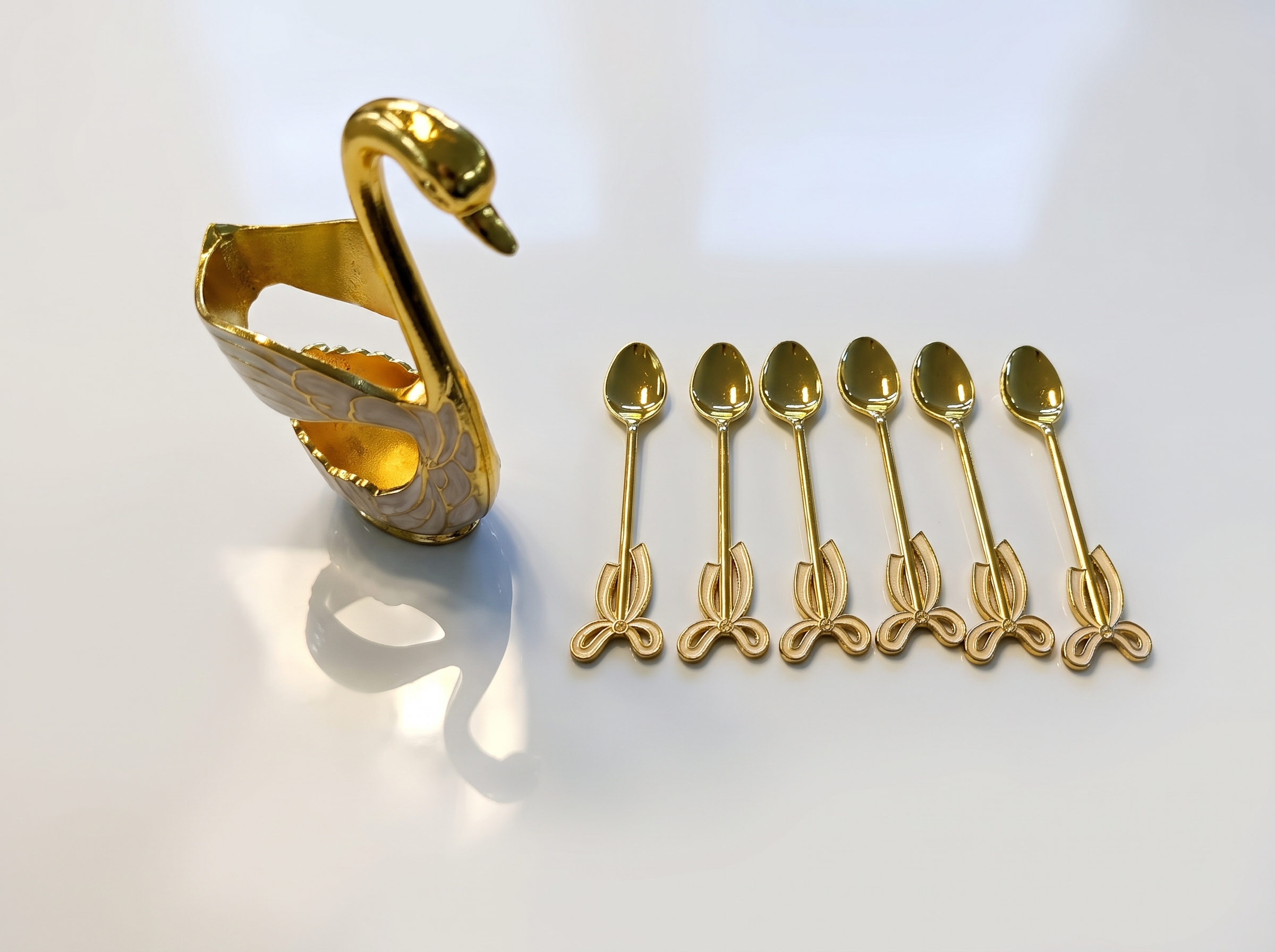 Luxe Ornament Svan-hållare med Dessertskedar (7 Delar) – Vit & Guld - Bild 2
