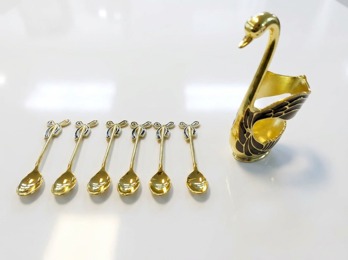 Luxe Ornament Svan-hållare med Dessertskedar (7 Delar) – Svart & Guld - Bild 2