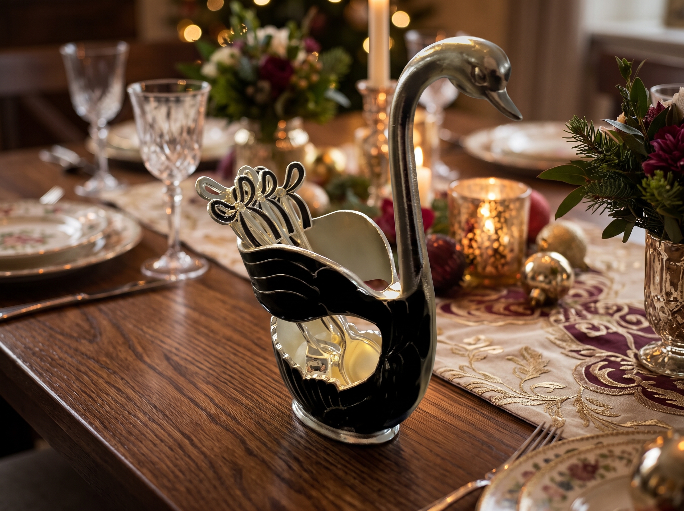 Luxe Ornament Svan-hållare med Dessertskedar (7 Delar) – Svart & Silver