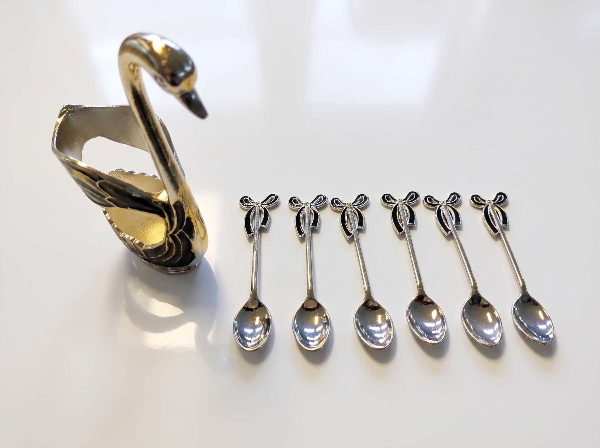 Luxe Ornament Svan-hållare med Dessertskedar (7 Delar) – Svart & Silver - Bild 2