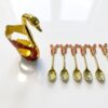 Luxe Ornament Svan-hållare med Dessertskedar (7 Delar) – Röd & Guld - Bild 2