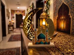 Ramadan Bordsdekoration med LED-belysning & Moské (26 cm) – Halvmåne i Trä & Spegelguld