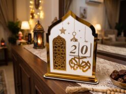 Ramadan Nedräkningskalender i Trä & Spegelguld (22 x 27 cm) – Bordskalender i Moskébåge