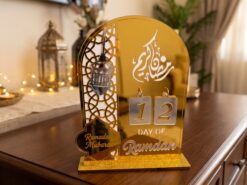 Ramadan Nedräkningskalender i Trä & Spegelguld (21 x 27 cm) – Bordskalender i Spegelguld med Lykta
