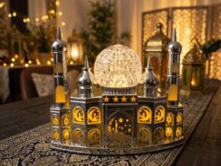 LED-Belyst Moskémodell för Ramadan i Silver med Kristallmönstrad Glob & Musik (22 x 19 cm) – USB & Batteridriven Bordsdekoration
