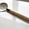 Rustik Hålslev & Paellaslev i Hamrat Metall med Trähandtag (41 cm) – Traditionell Skumslev - Bild 2