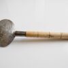 Rustik Hålslev & Paellaslev i Hamrat Metall med Trähandtag (41 cm) – Traditionell Skumslev - Bild 3