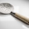 Rustik Hålslev & Wokslev i Hamrat Metall med Trähandtag (32 cm) – Traditionell Skumslev - Bild 2