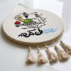 Ramadan Kareem Rund Väggtavla i Tyg med Tofsar (40 cm) – Handarbetad Vägghängd Ramadan-dekoration - Bild 3