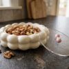 Serveringsskål med Transparent Lock i Molndesign (30 cm) – Söt Godisskål & Snacksskål i Vitt med Roterande Bas och Rosa Rosett