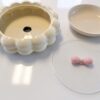 Serveringsskål med Transparent Lock i Molndesign (30 cm) – Söt Godisskål & Snacksskål i Vitt med Roterande Bas och Rosa Rosett - Bild 4